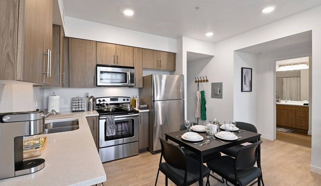 Amazing modern 1 bedroom with pool/hot tub