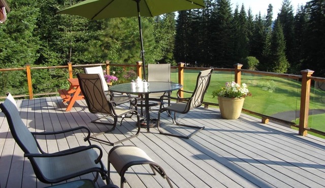 An authentic cedar log cabin with mountain and golf course views! in Leavenworth
