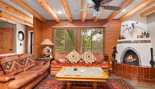 Art-Filled Casita, Walk to Plaza, Hottub & Pool