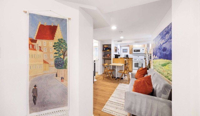 Artist’s 750sqft 2BR Basement – Maple Leaf Park
