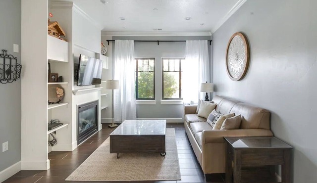 Aspenwood Manor- Heavenly Swiss Chalet Styled Condo (ADA OK!)