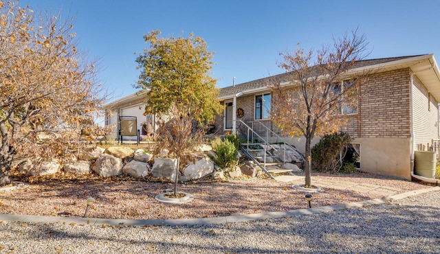 ATV Trail Access & Mtn Views! 2-Unit Group Retreat in Aurora