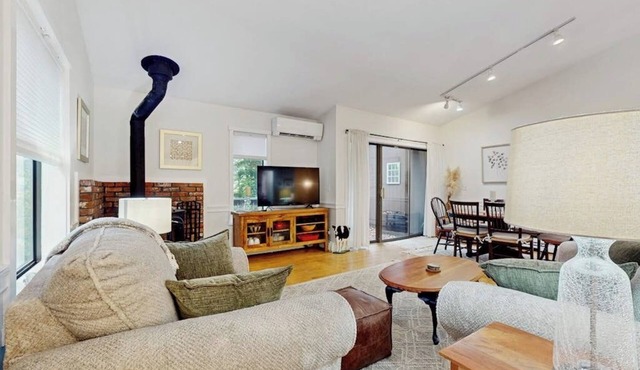 Beautiful bright condo with deck, wifi, kitchen, w/d, bbq, mountain view, TV's