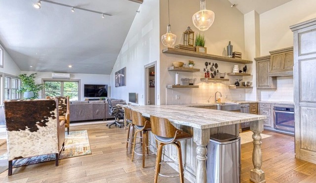 Beautiful Townhouse near ski slopes, biking trail, & 1 mile from the main street