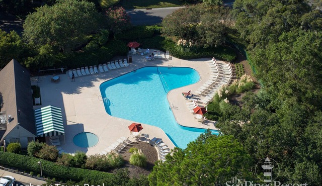 Beautifully updated, Pet-Friendly 2-Bdrm Townhome in the heart of Harbour Town in Hilton Head Island