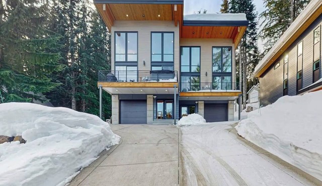 Bigfoot's Basecamp - 4BR Snoqualmie Pass Retreat, Hot Tub, Pets Welcome