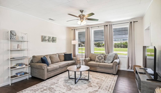 Blue Cove Retreat - 3 Bedroom w/Private Pool. Sleeps 6. Quiet Community, Close to Fishing Marinas.