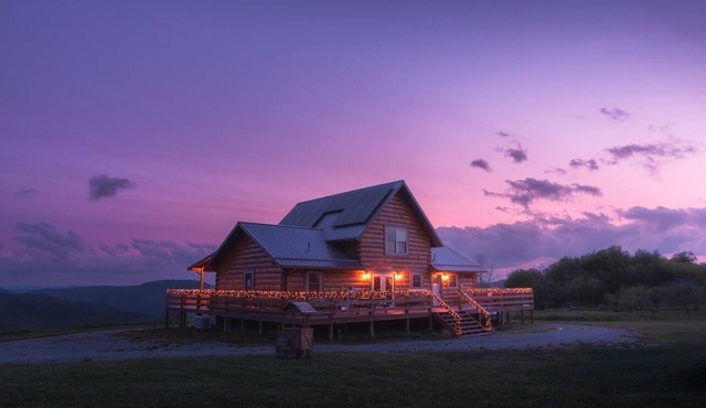 BRAND NEW Solar Powered 3 BR w/Hot Tub, Scenic Views, w/Wrap Around Deck. in Harman