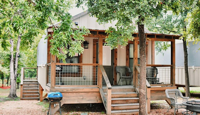 Brand new waterfront Cabin with many amenities: Pool, hot tub & kayaking. - SG15