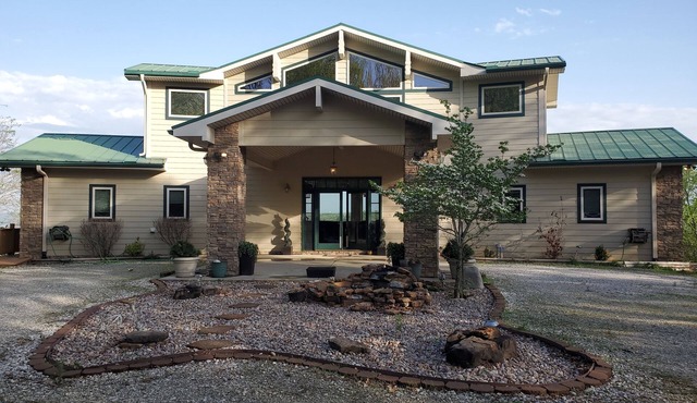BREEZY & LUCKY'S: Lakeview Home & Cottage on 5 Acres! Close to Marina.