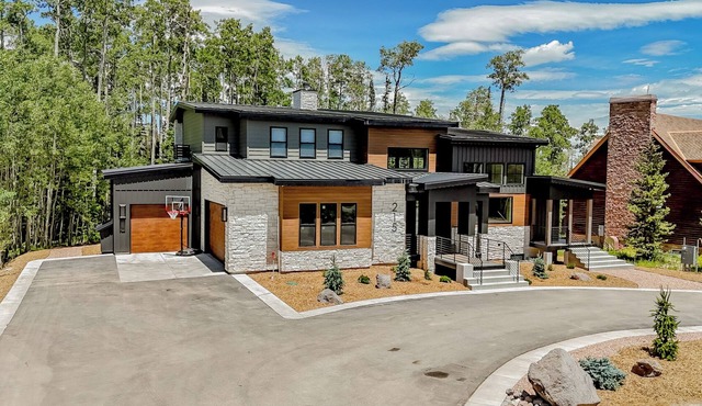 Brian Head Ski In & Out Mountain Estate with TONS of Amenities