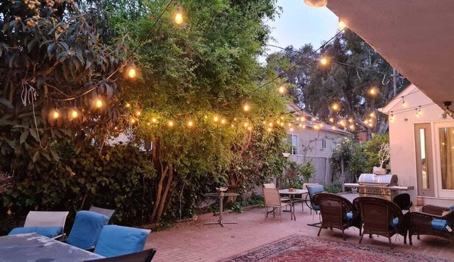 Bright 1BR Apt Near Beverly Hills Sleeps 4+Parking. A+ area Close to attractions in Beverly Hills