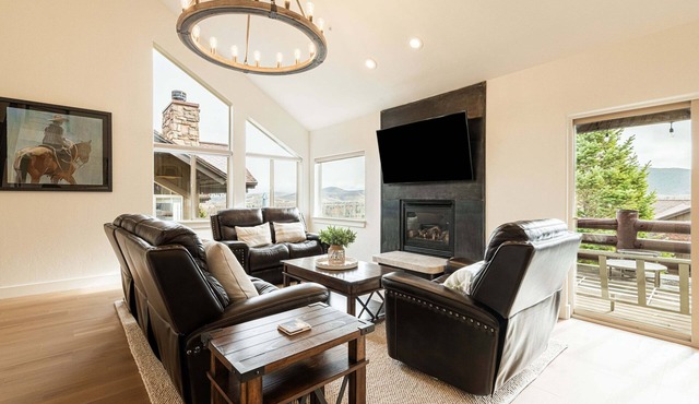 Bright & Comfortable Park City Retreat | Seasonal & Month-Long Stays