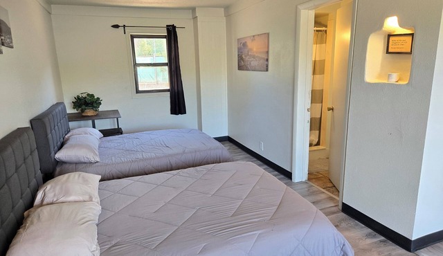 Cabin 12 | 2 Beds + Futon Near Garden of Gods