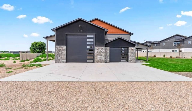 Caldwell 306 Retreat | Sleeps 14 + Pickleball