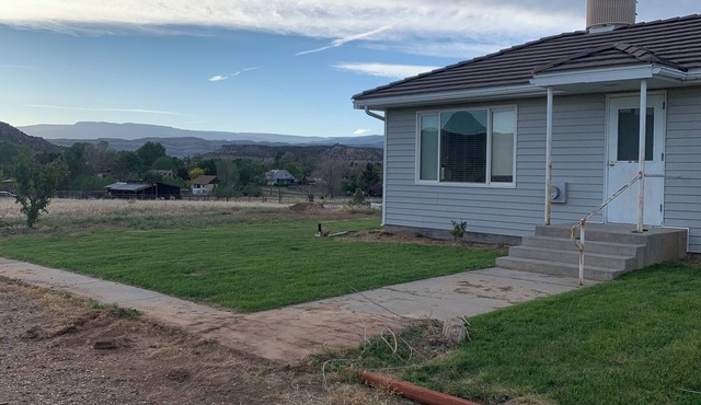 Calf Creek Cottage-Cozy home with amazing views!