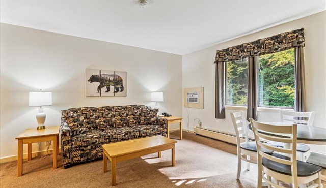 Cedarbrook Deluxe one bedroom suite located on 2nd floor with outdoor heated pool 21820