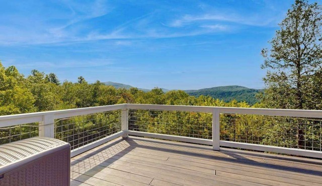 Charming 2 BR home with Stunning Views from outdoor deck in Penrose