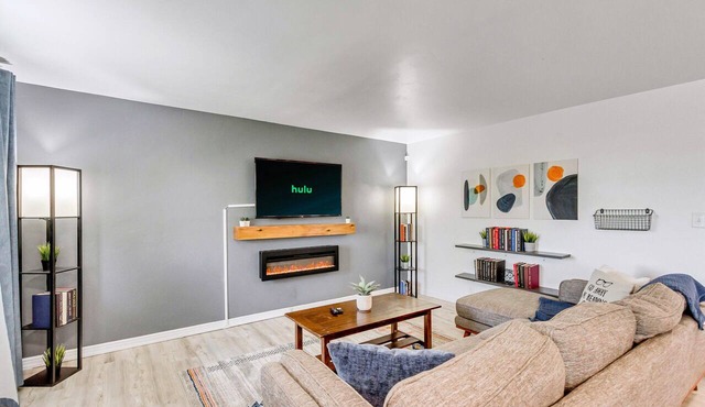 Charming 2BR/1BA Downtown SLC w/Wi-Fi Near Capitol & Convention Center Sleeps 5