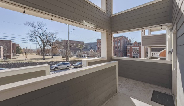 Charming 3-BR townhome, walk to Broadway, hi-speed WiFi in Nashville