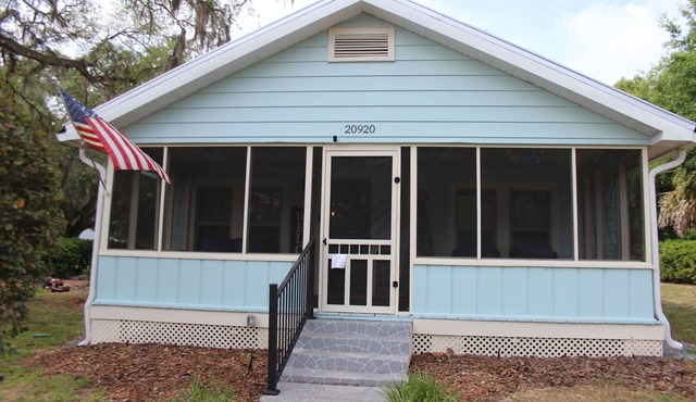 Charming Cottage between 2 rivers in historic Dunnellon FL.