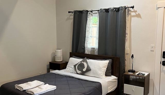 Charming cottage with private yard in walking distance to gorgeous river hike!
