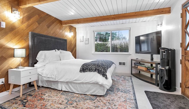 Charming Lake Samish Guest Suite in Bellingham with WiFi, AC in Bellingham