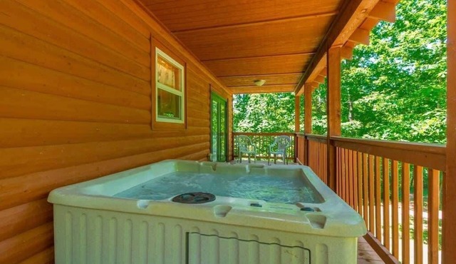 CHARMING LAKE VIEW CABIN |HOT TUB | GAME ROOM | in Cleveland