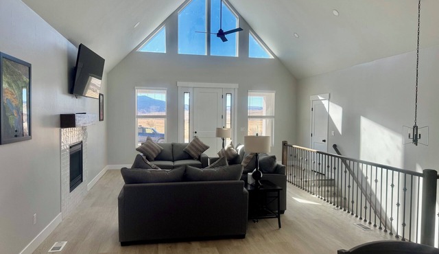 Charming Moonstone Lodge in beautiful Bicknell with AC, WiFi in Bicknell