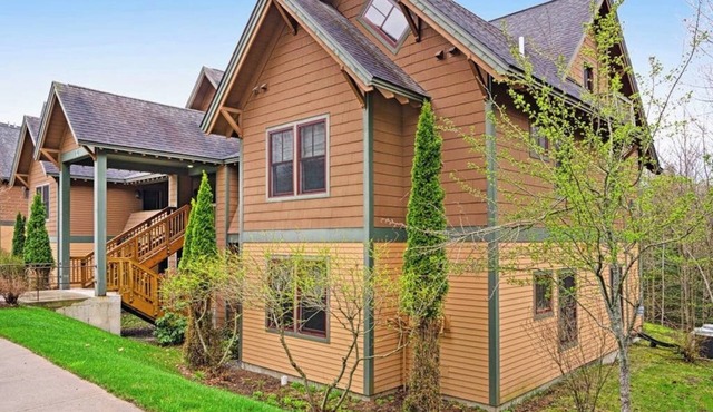 Charming & spacious two-story townhome with balcony - close to Okemo in Proctorsville