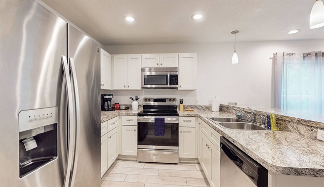 Cheerful retreat with large patio, full kitchen, LTR welcome