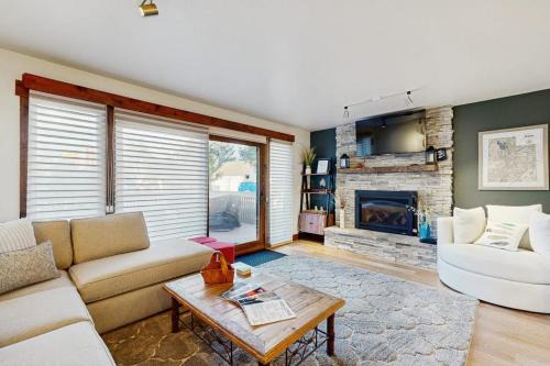 Cheery townhome in Park City with large furnished deck & private hot tub