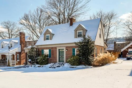 Cincy Area Bungalow w/Deck & Yard, Pets Welcome! in Covington