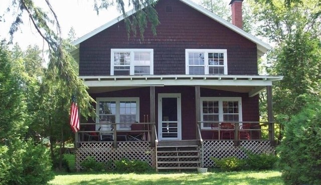 Classic 5BR Caspian Lakeshore Cottage Sandy Beach, Near Town in Greensboro