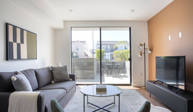 Classic Mid-Wilshire 2BR w/Roof Terrace, nr Shopping, by Blueground in Los Angeles