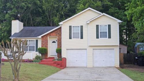 Comfy spacious and central home in McDonough
