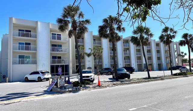 Completely renovated 1-bedroom condo in charming Pass-a-grille Beach with WiFi. in St. Pete Beach
