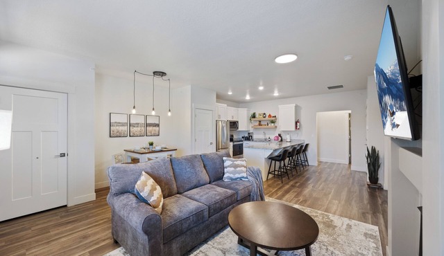 Cozy 1-bedroom condo in enchanting Midway