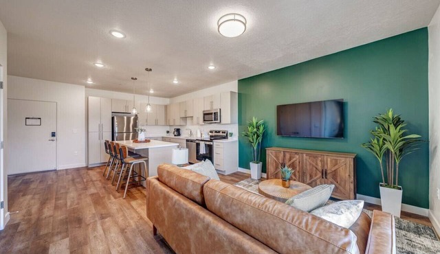 Cozy 1bd Apt w/Hot Tub & Gym Access