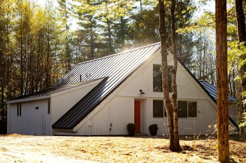Cozy A-Frame Cabin with Hot Tub & Sauna near Stratton Mountain, Vermont