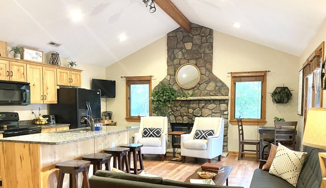 Cozy Cabin w/HOT TUB minutes from Canyons and skiing