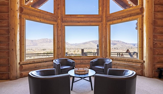 Cozy Cabin with Views, Four King Beds & Hot Tub!