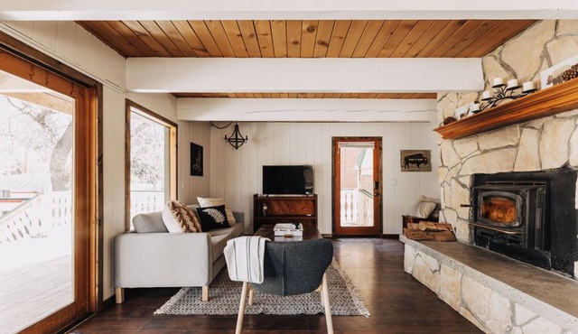 Cozy Cottage Minutes from Big Bear Lake and Skiing