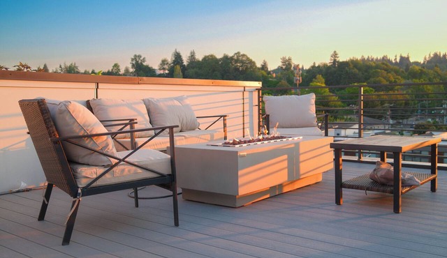 Cozy deck with views, fire pit, garage, workspace in Seattle