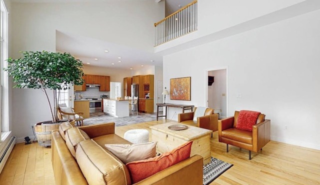 Cozy home near park, deck, patio, bbq, soaking tub, TV, basketball, office, w/d