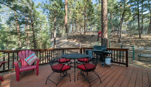 Cozy on Rainbow | Fireplace | BBQ | Mountain Getaway
