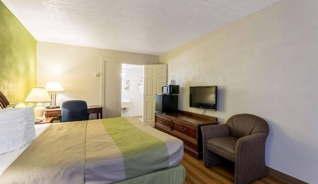 Cozy Pet-Friendly Room w/Nearby Dining Options
