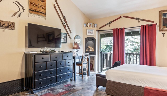 Cozy stay for 4: 5 Min Drive to Base, Full Kitchen, Shared Hot Tub & Pool, Restaurants Nearby!