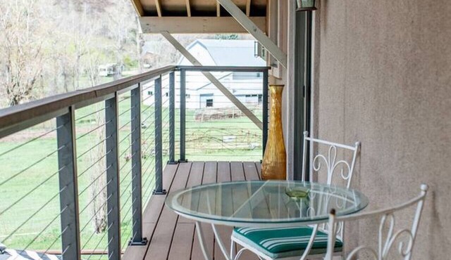 Creek-Hot Tub-View-Pets-10min DT