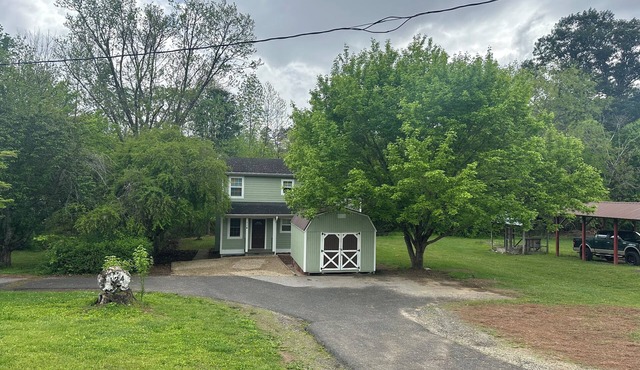 CREEKSIDE HOUSE NEAR PISGAH FOREST ENTRANCE AND BREVARD in Brevard